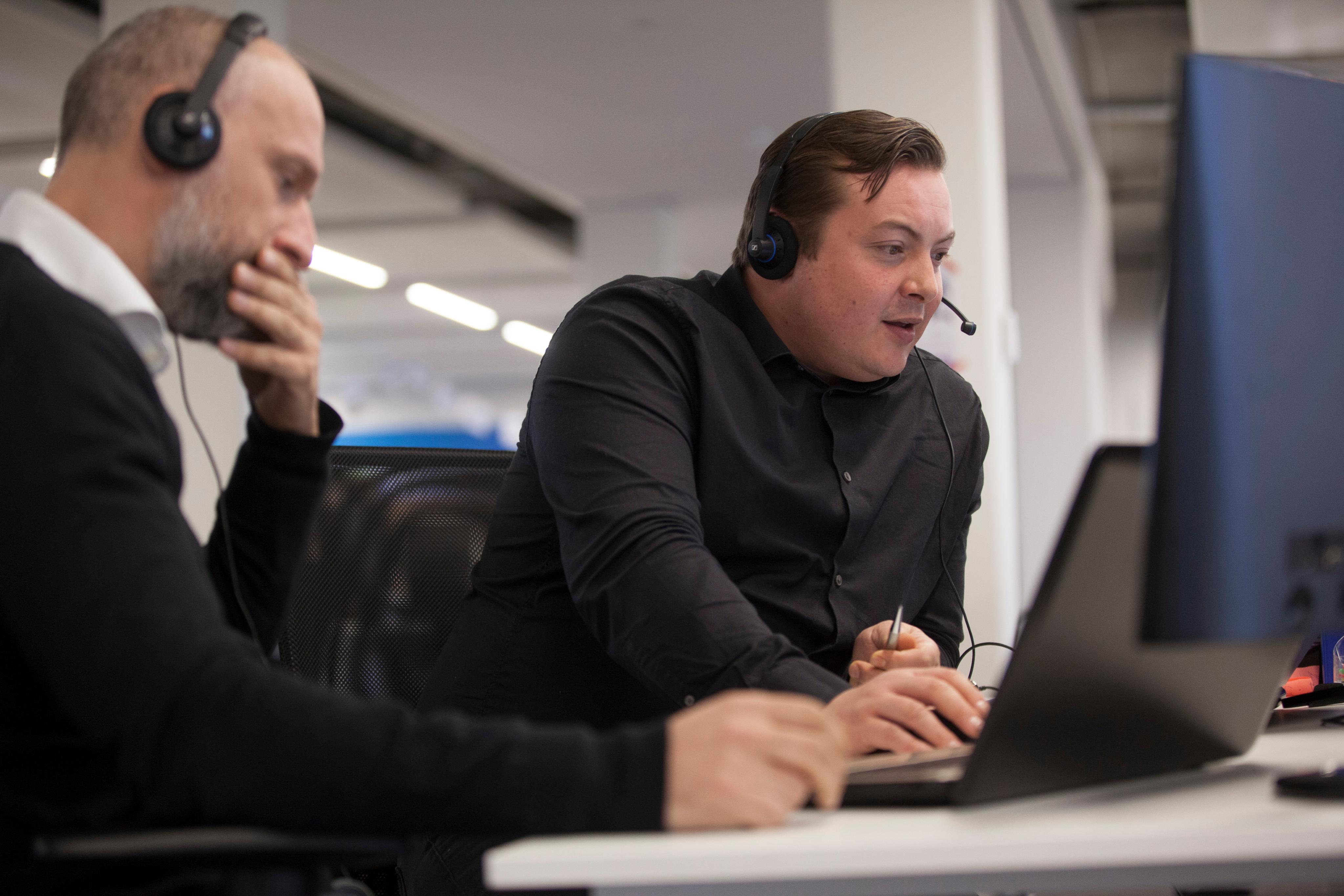 Werkvoorbereider aan het bellen