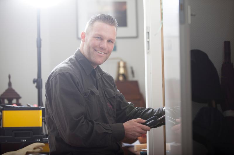 Service monteur aan het werk