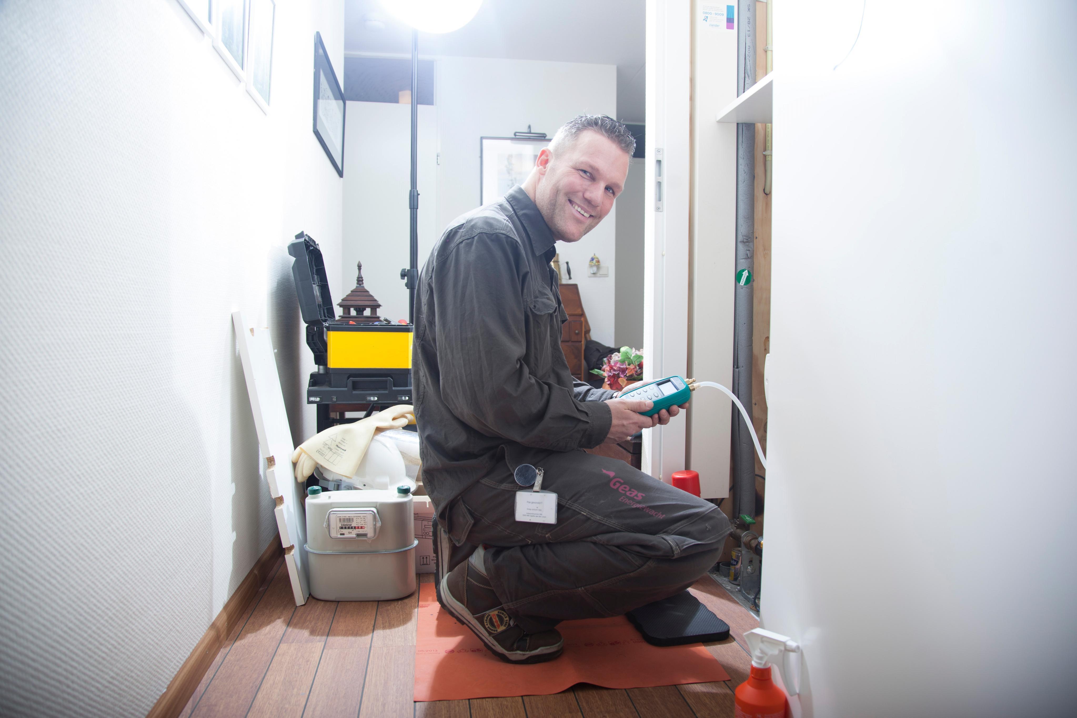 Elektromonteur installeert slimme meter